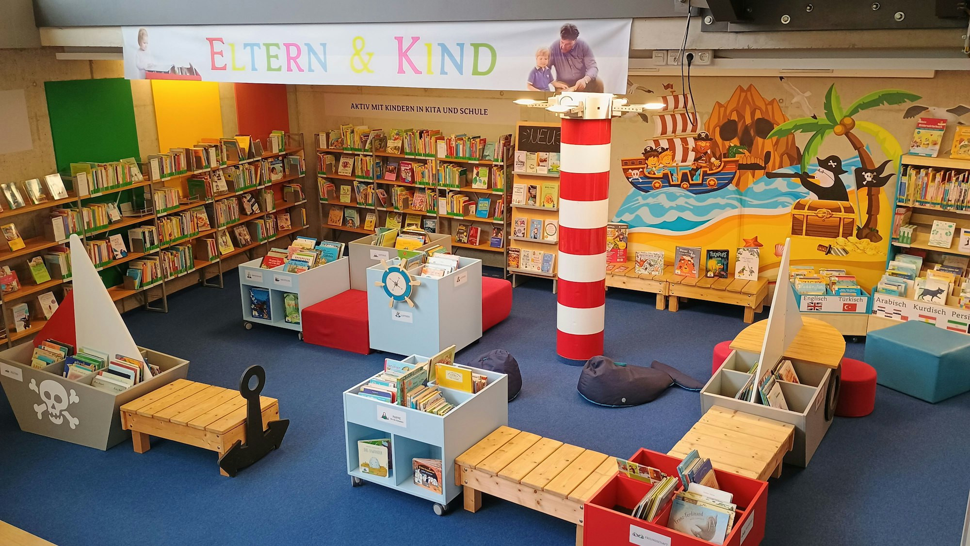 Die Kinderbibliothek ist im Piratenstil eingerichtet.