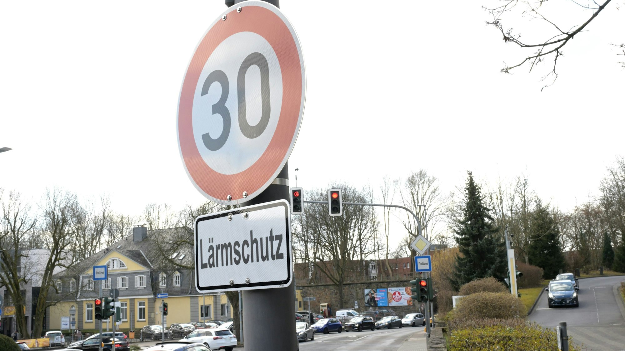 Das Verkehrszeichen mit der Zahl 30 ist zu sehen, darunter hängt das Zusatzschild „Lärmschutz“.
