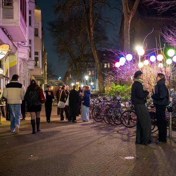 06.02.2025, Köln: Junge Menschen treffen sich abends gerne am Brüsseler Platz. Zum Schutz der Anwohnenden vor Lärm dürfen sich nach 22 Uhr auf dem Brüsseler Platz erstmalig keine Personen mehr aufhalten. Das Verweilverbot gilt zukünftig am Freitag, Samstag und vor Feiertagen. Foto: Uwe Weiser