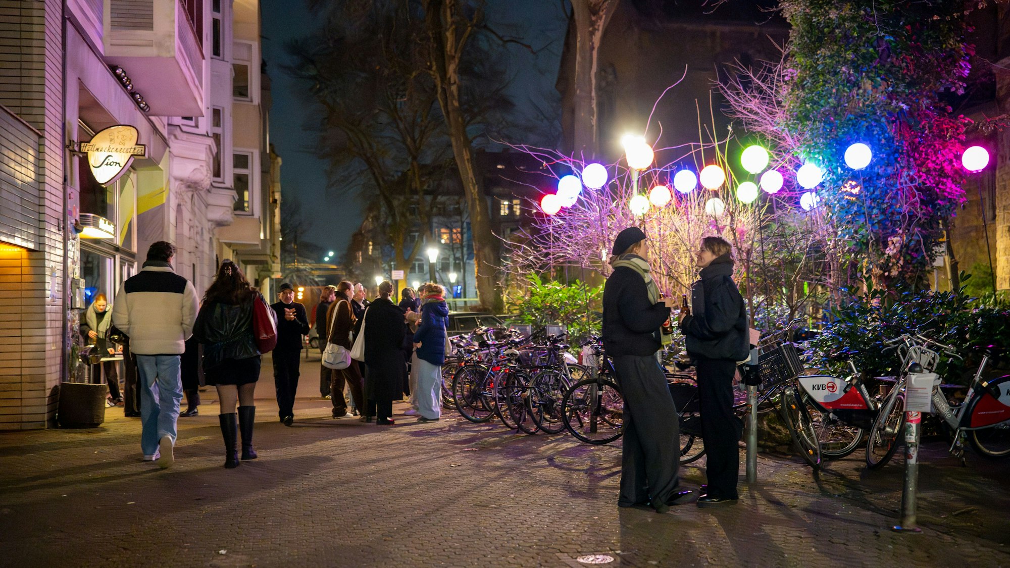 Auf dem Brüsseler Platz treffen sich abends gerne Kölnerinnen in Kölner. Doch lautes Grölen stört die Nachtruhe der Anwohnenden.