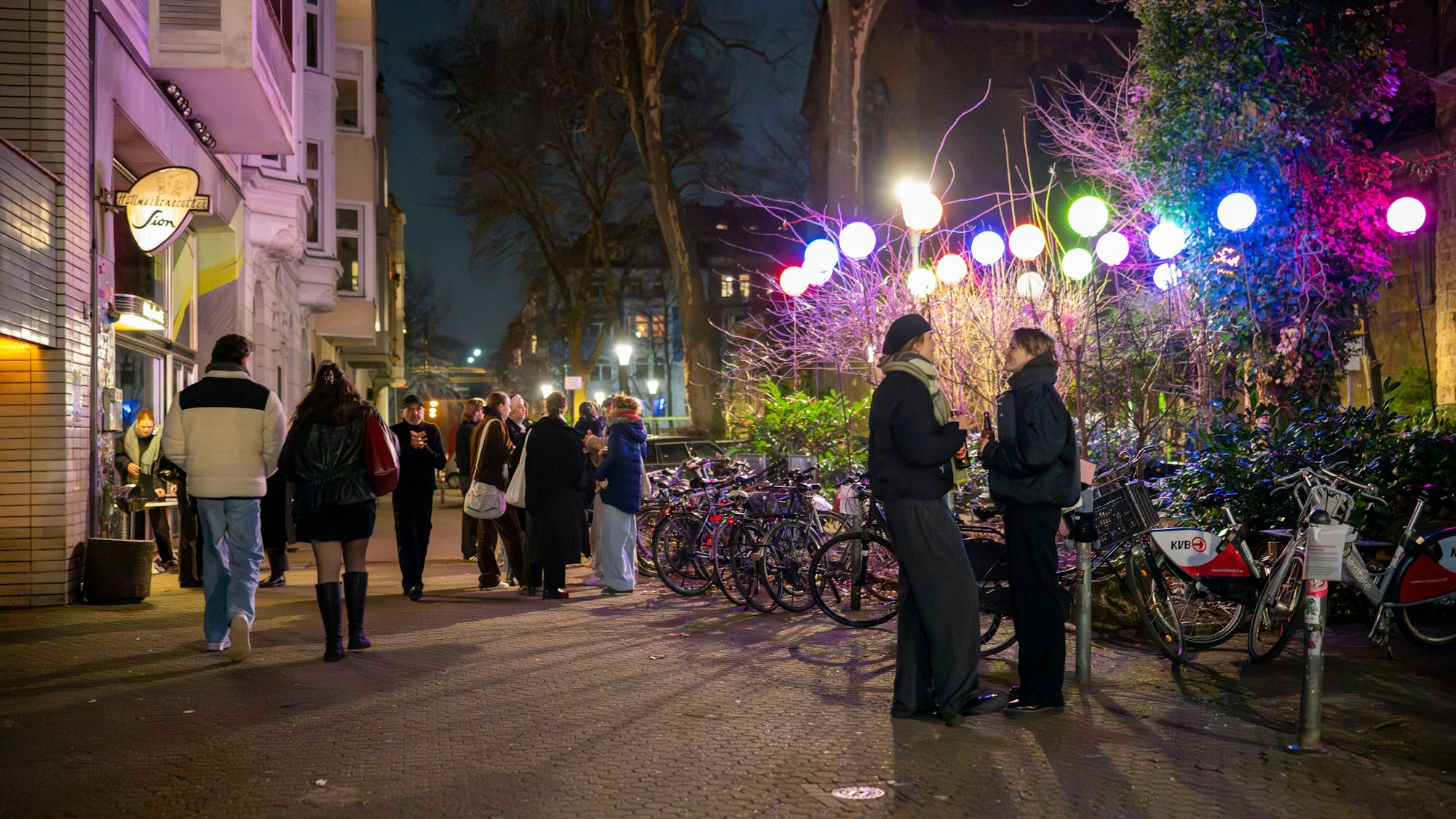 06.02.2025, Köln: Junge Menschen treffen sich abends gerne am Brüsseler Platz. Zum Schutz der Anwohnenden vor Lärm dürfen sich nach 22 Uhr auf dem Brüsseler Platz erstmalig keine Personen mehr aufhalten. Das Verweilverbot gilt zukünftig am Freitag, Samstag und vor Feiertagen. Foto: Uwe Weiser