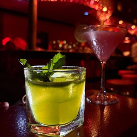 Cocktail in einer Bar.