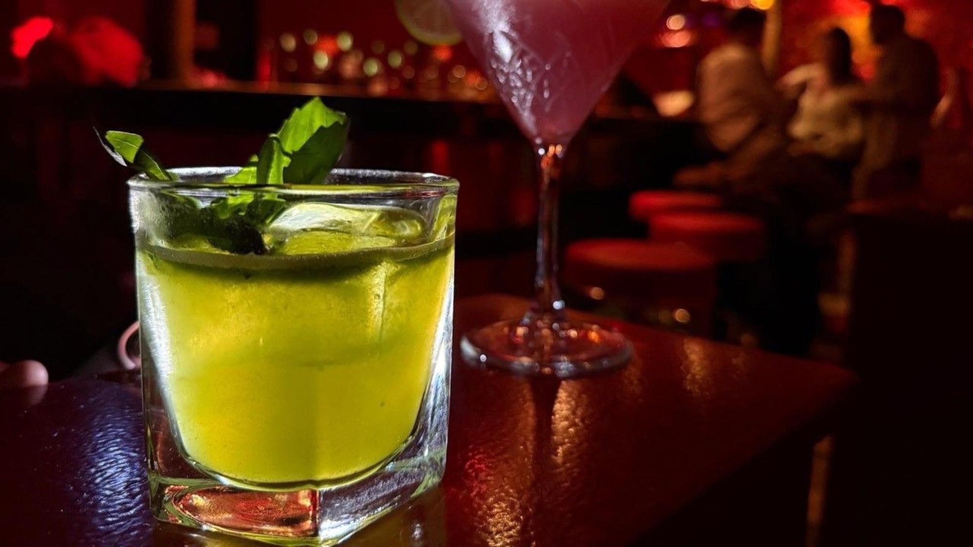 Cocktail in einer Bar.