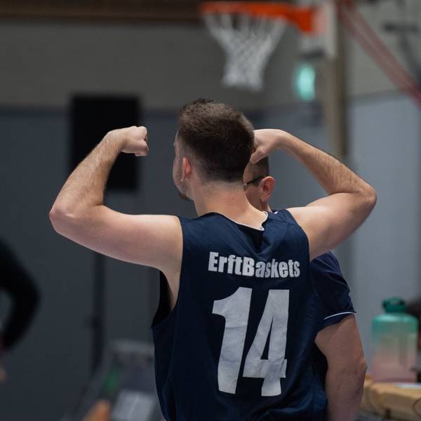 Das Bild zeigt einen Spieler der Erftbaskets, der die kaum vorhandenen Muskeln anspannt.