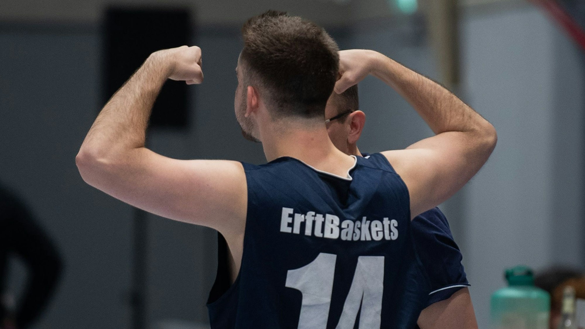 Das Bild zeigt einen Spieler der Erftbaskets, der die kaum vorhandenen Muskeln anspannt.