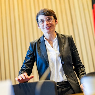 Josefine Paul (Bündnis 90/Die Grünen) ist im Porträt zu sehen.