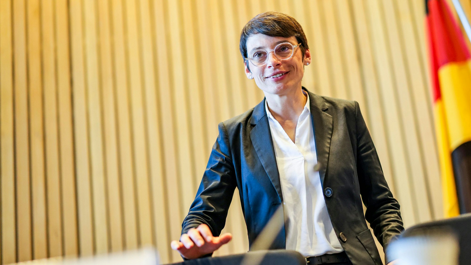 Josefine Paul (Bündnis 90/Die Grünen) ist im Porträt zu sehen.