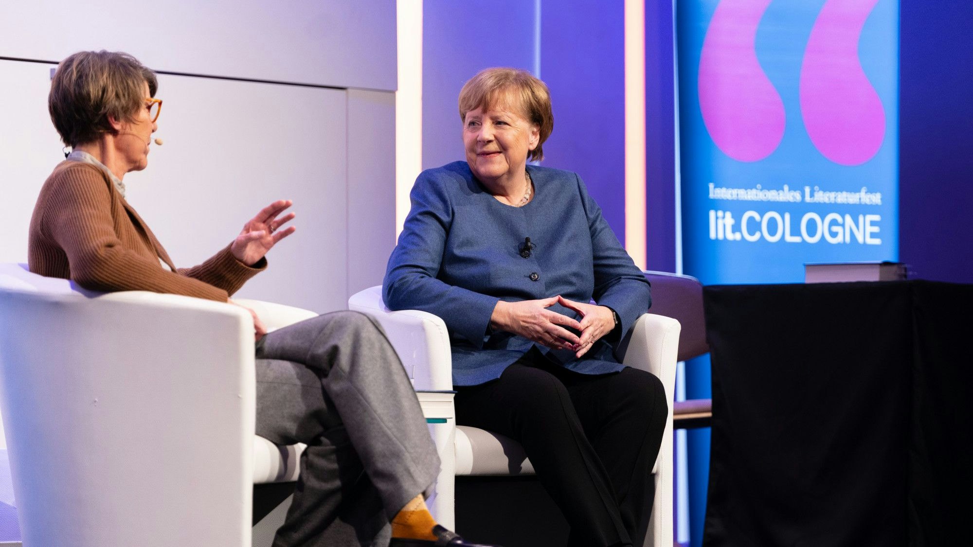 Das Foto zeigt eine Spezialveranstaltung der Lit.cologne 25 im Dezember 2024, bei der Buch die ehemalige Bundeskanzlerin Angela Merkel (CDU, rechts) im Gespräch mit der Kölner Journalistin Bettina Böttinger ihr Buch 'Freiheit' vorstellte.Das Foto