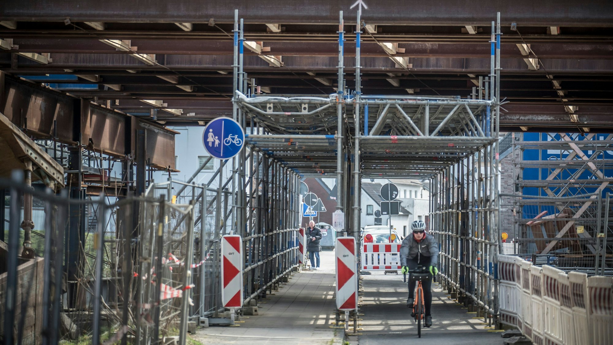 Auf der Merkenicher Seite wird der Radweg in einem Schutztunnel unter der Autobahnbrücke hindurch offen gehalten, auch wenn darüber an der Brücke Bauarbeiten laufen. Foto: Ralf Krieger