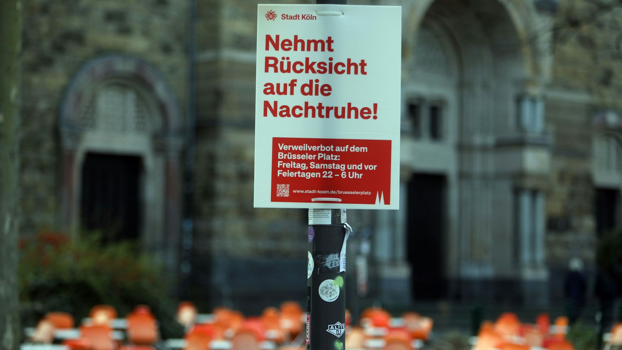 Die Stadt will das Verweilverbot auf dem Brüsseler Platz verschärfen.