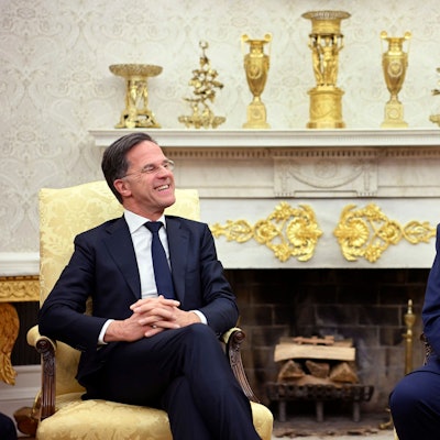 US-Präsident Donald Trump (r.) spricht mit NATO-Generalsekretär Mark Rutte im Weißen Haus. Dabei erneuerte der Amerikaner seinen Wunsch, dass Grönland teil der USA werde.