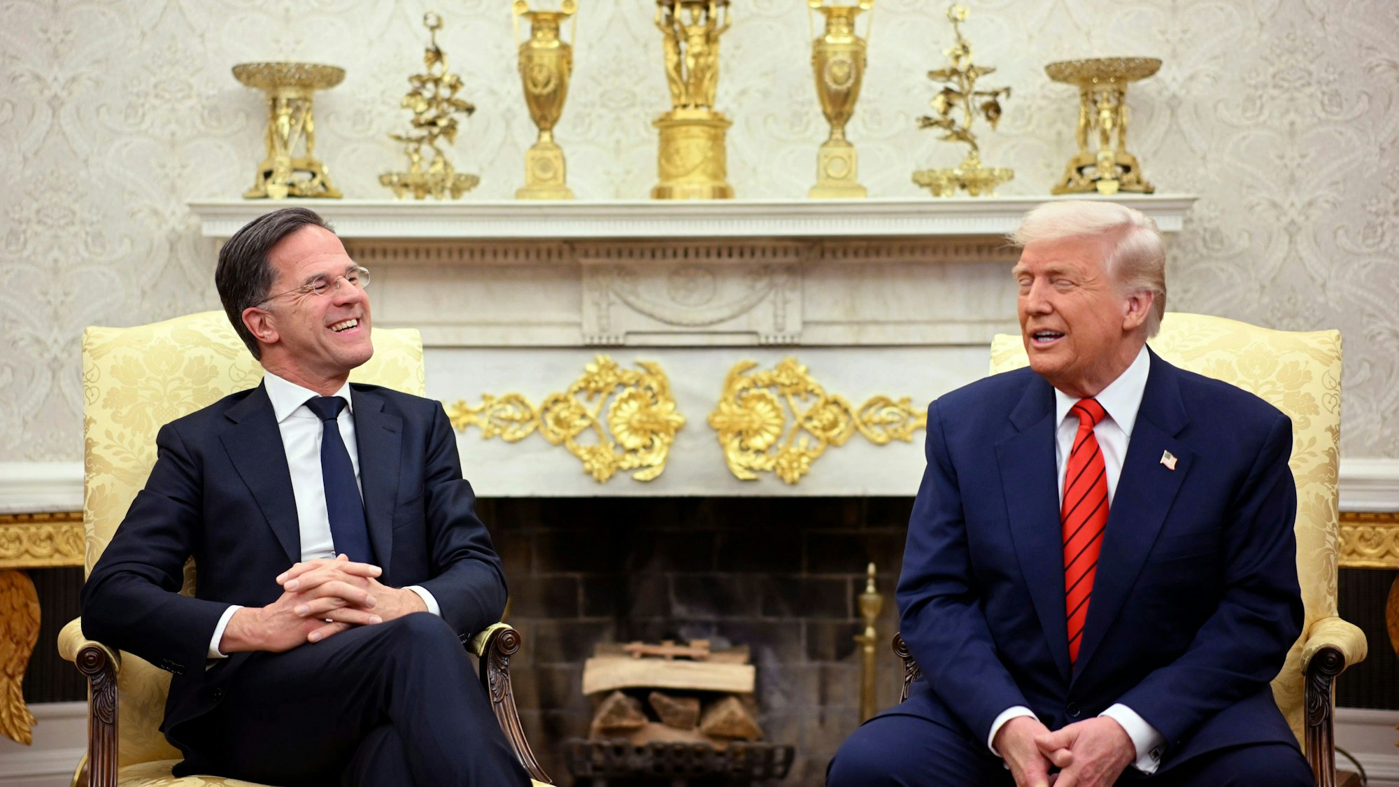 US-Präsident Donald Trump (r.) spricht mit NATO-Generalsekretär Mark Rutte im Weißen Haus. Dabei erneuerte der Amerikaner seinen Wunsch, dass Grönland teil der USA werde.