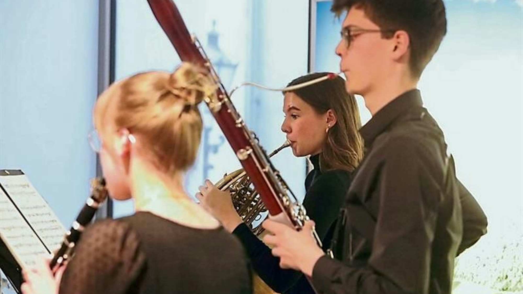 Zwei Musikerinnen und ein Musiker mit Holzblasinstrumenten.