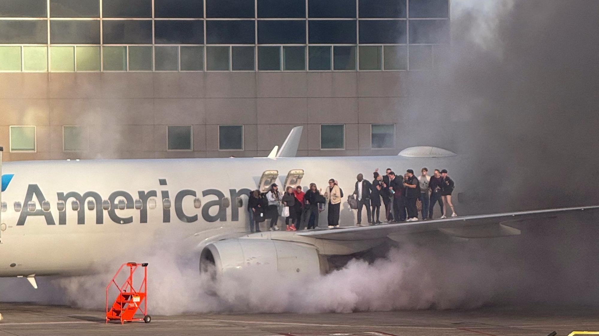 Die Passagiere mussten sich über die Tragfläche der Boeing 737-800 in Sicherheit bringen.
