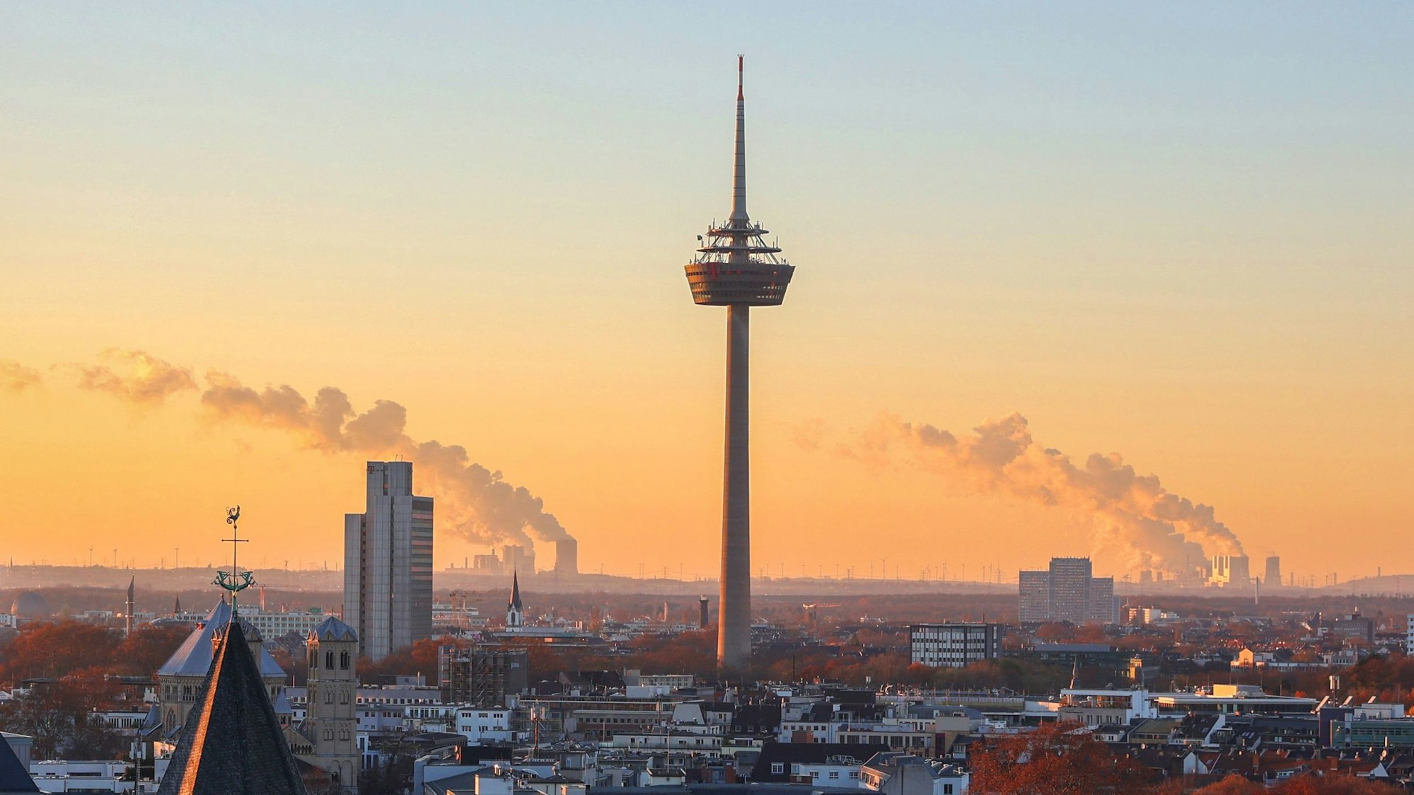 Das Bild zeigt den Colonius am Abend.