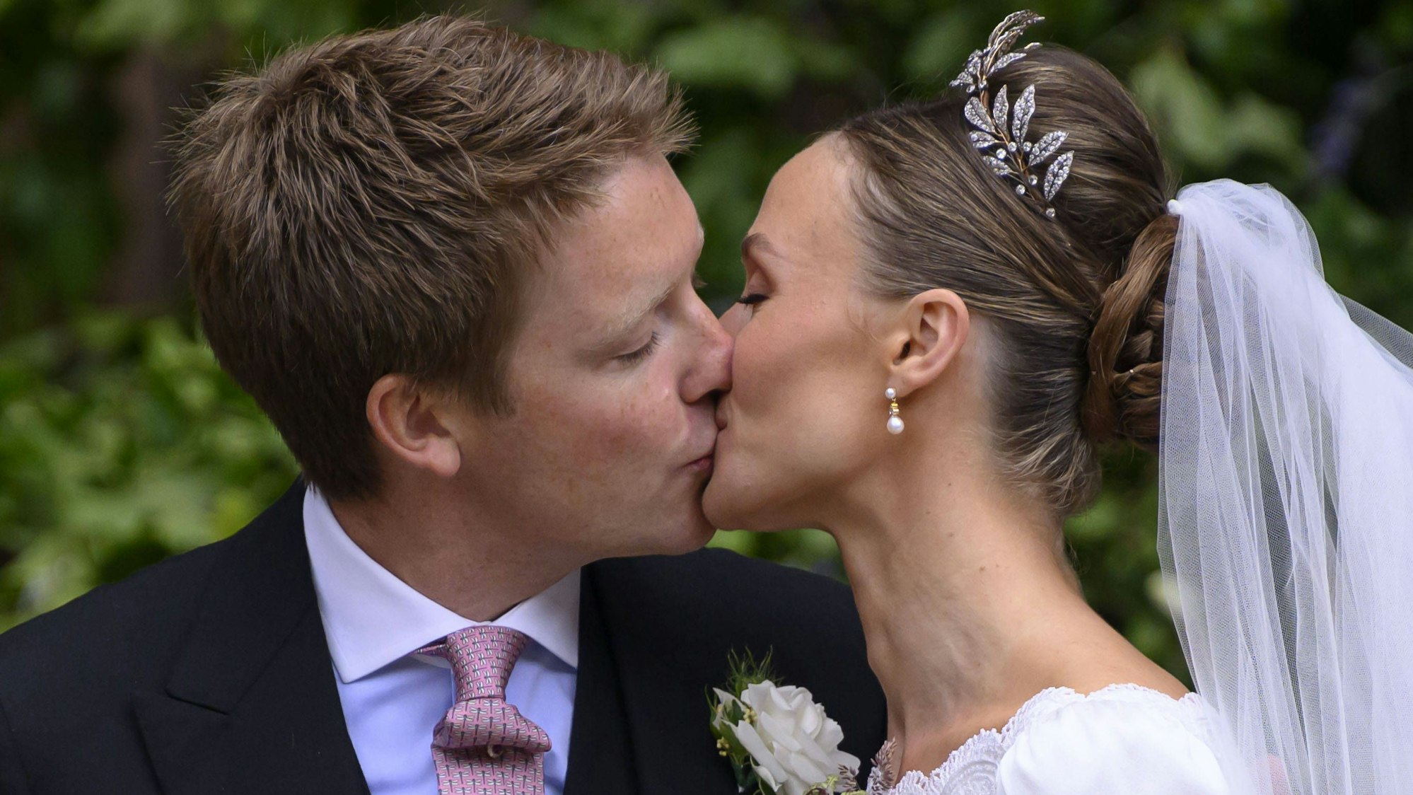 Kuss bei der Hochzeit von Hugh Grosvenor, Herzog von Westminster, und Olivia Henson in der Kathedrale von Chester.