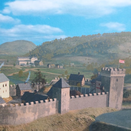 Eine Burg mit Festungsmauer.