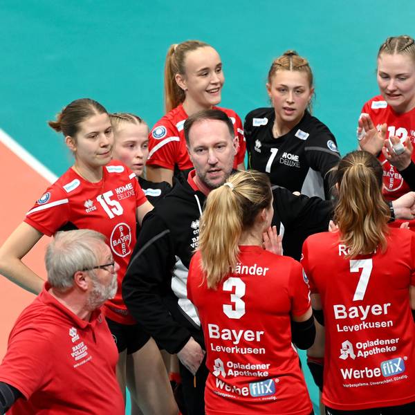 Leverkusens Trainer Dirk Sauermann im Kreise seiner Spielerinnen