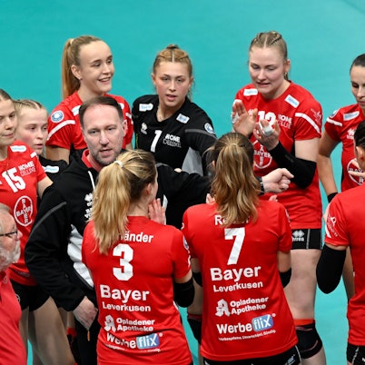 Leverkusens Trainer Dirk Sauermann im Kreise seiner Spielerinnen