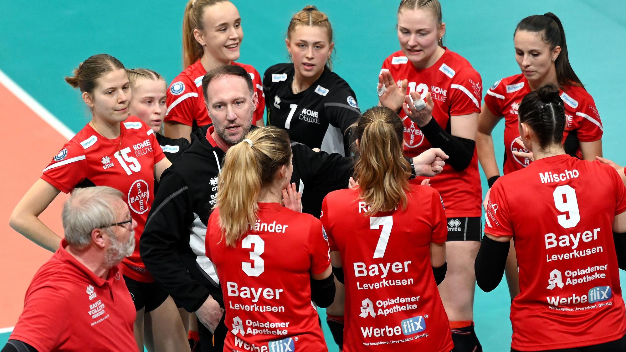 Leverkusens Trainer Dirk Sauermann im Kreise seiner Spielerinnen