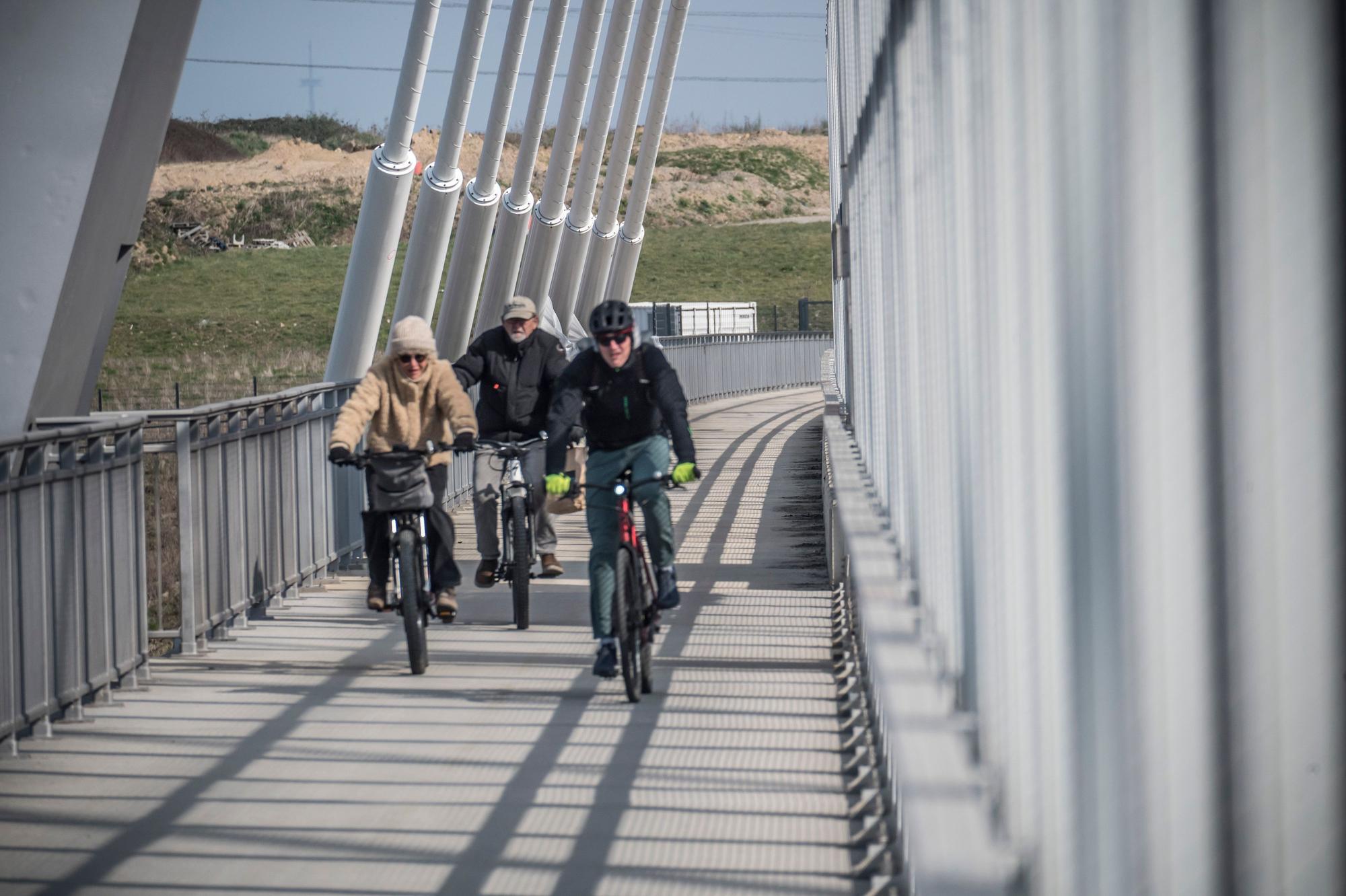 Der Radweg auf der Autobahnbrücke