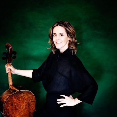 Julia Wesely hält ihr Cello in der Hand.