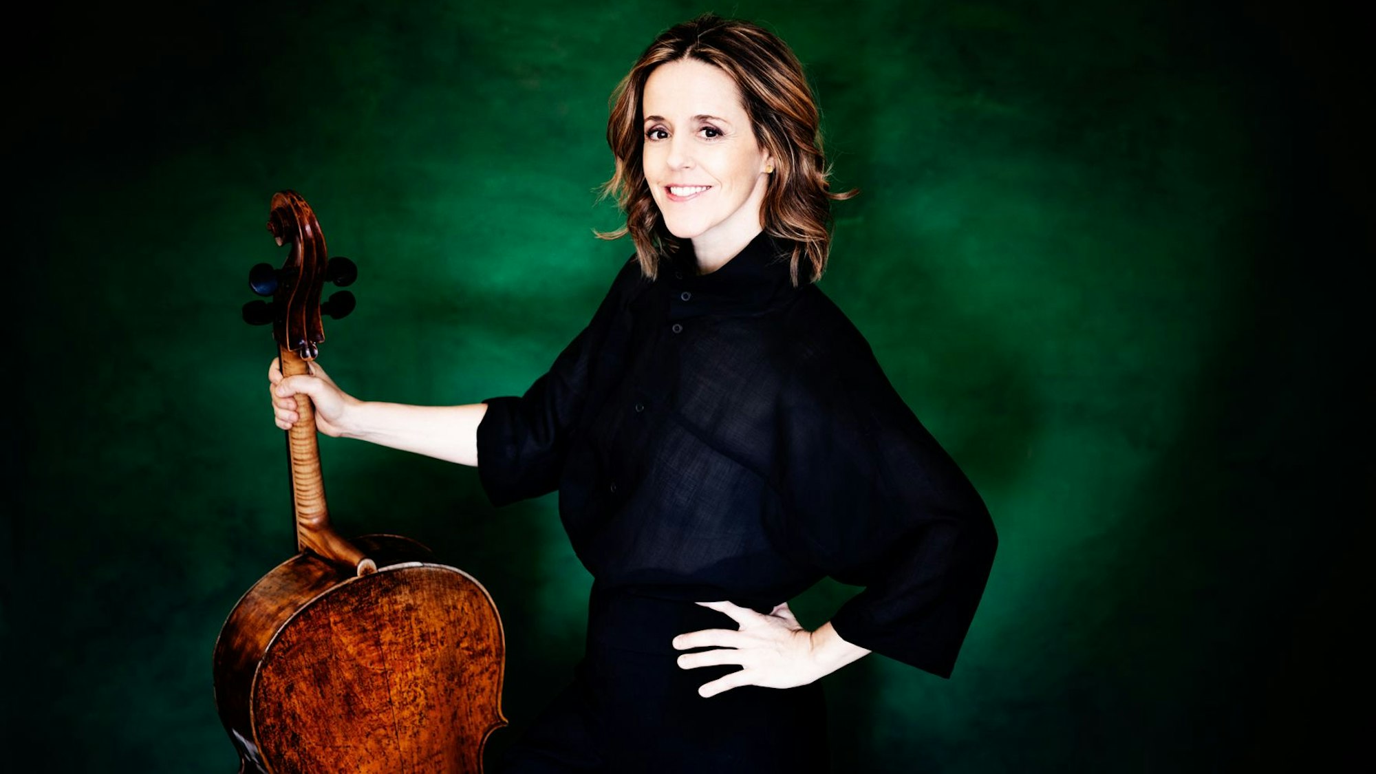 Julia Wesely hält ihr Cello in der Hand.