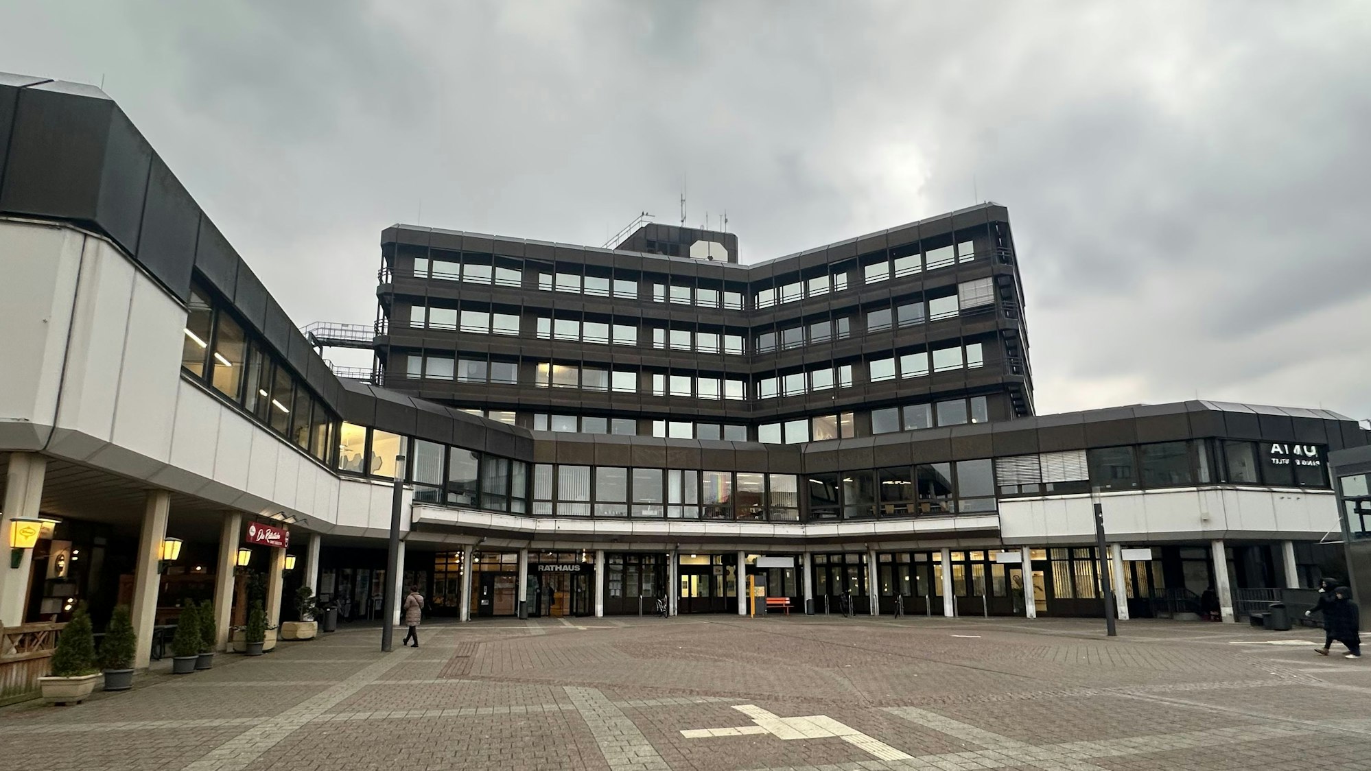 Dunkle Wolken über und dicke Luft im Rathaus von Sankt Augustin wegen der Neubesetzung der Stelle des Technischen Beigeordneten.