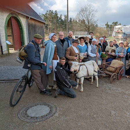 Das Bild zeigt die Vermittler in ihrer historischen Kleidung.