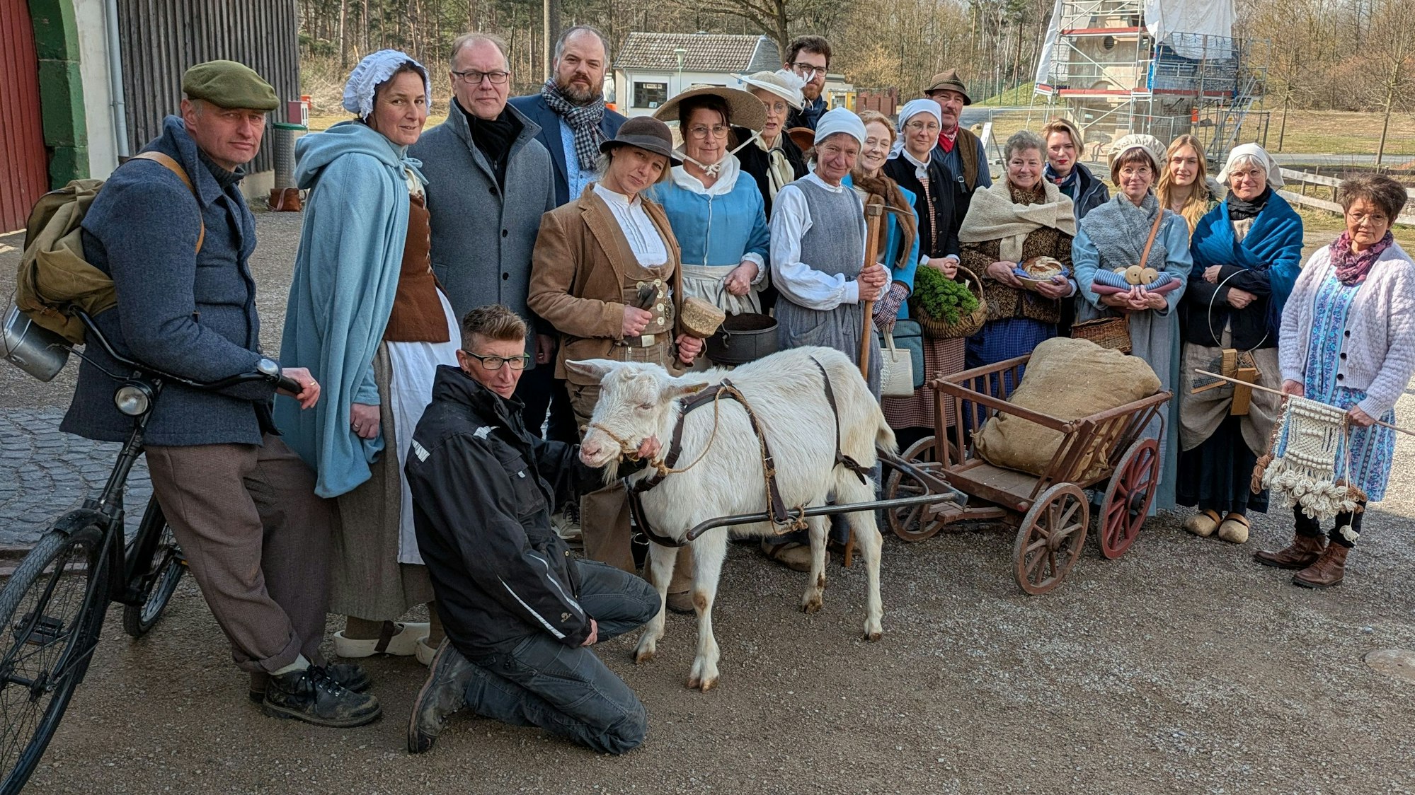 Das Bild zeigt die Vermittler in ihrer historischen Kleidung.