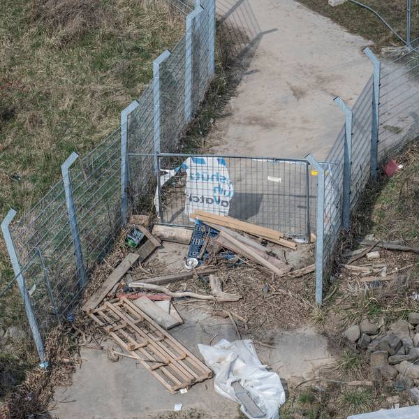 Der Radweg aus Rheindorf endet vor der Autobahnbrücke. Foto: Ralf Krieger