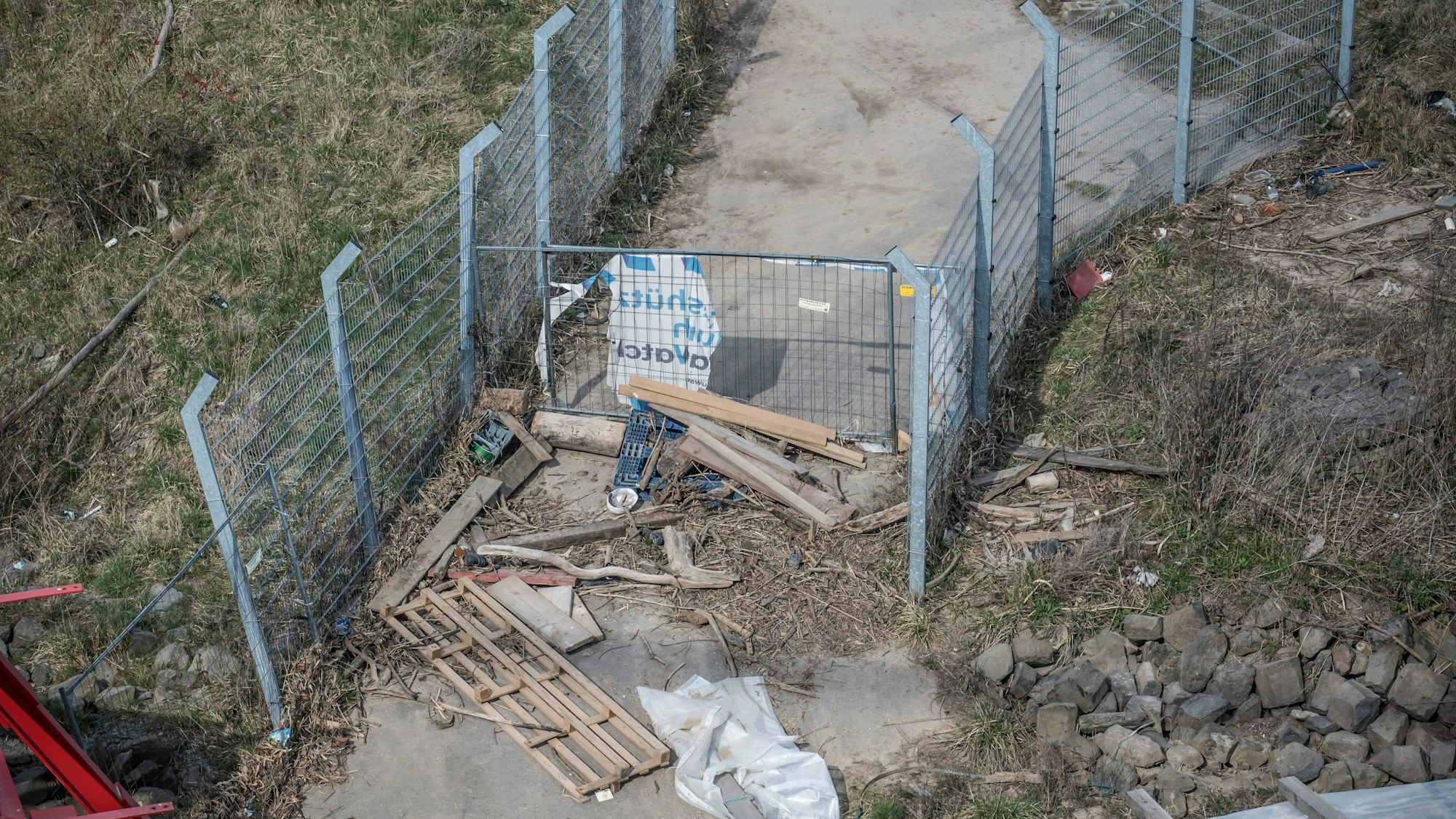 Der Radweg aus Rheindorf endet vor der Autobahnbrücke. Foto: Ralf Krieger