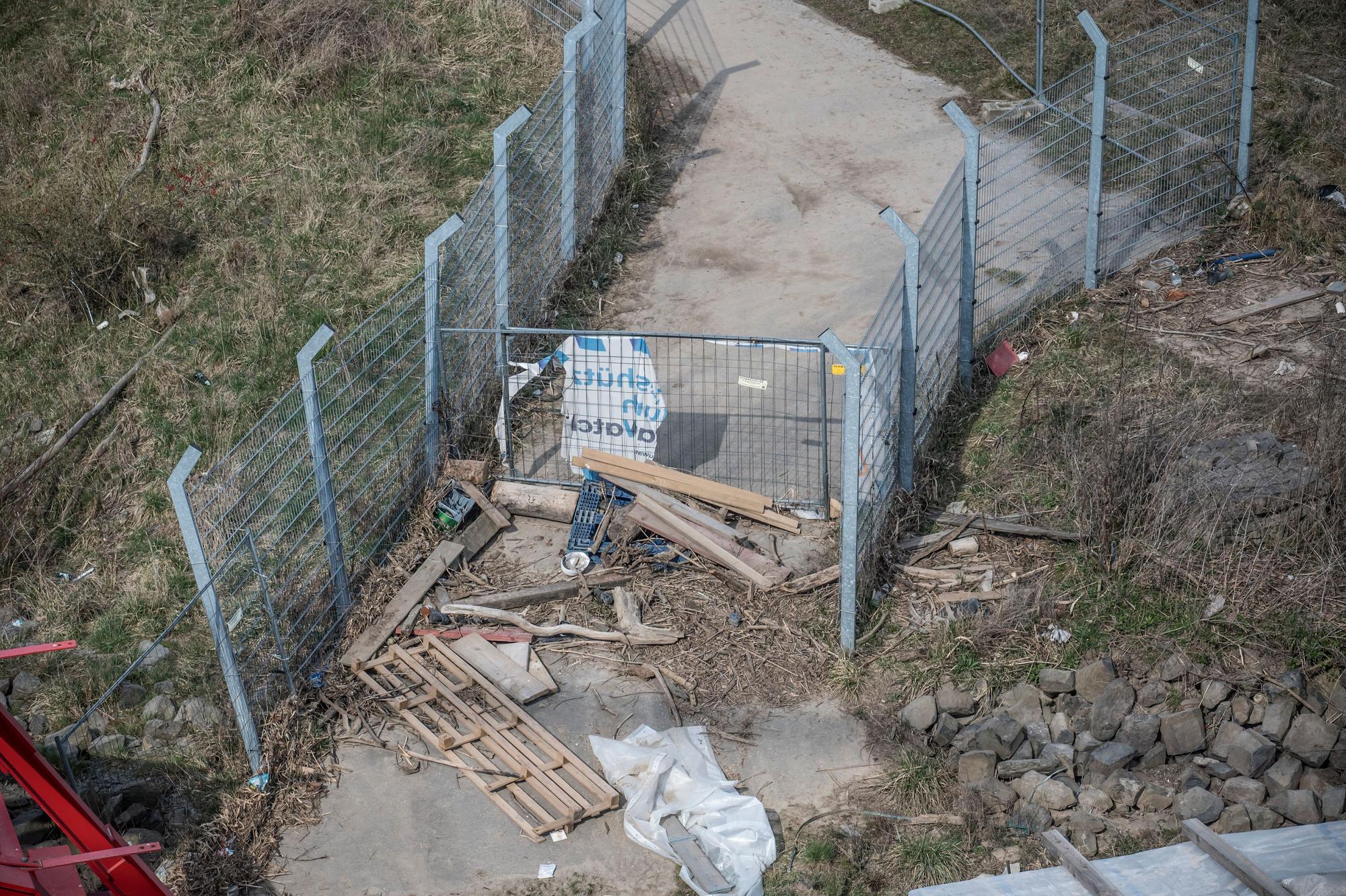 Der Radweg aus Rheindorf endet vor der Autobahnbrücke. Foto: Ralf Krieger