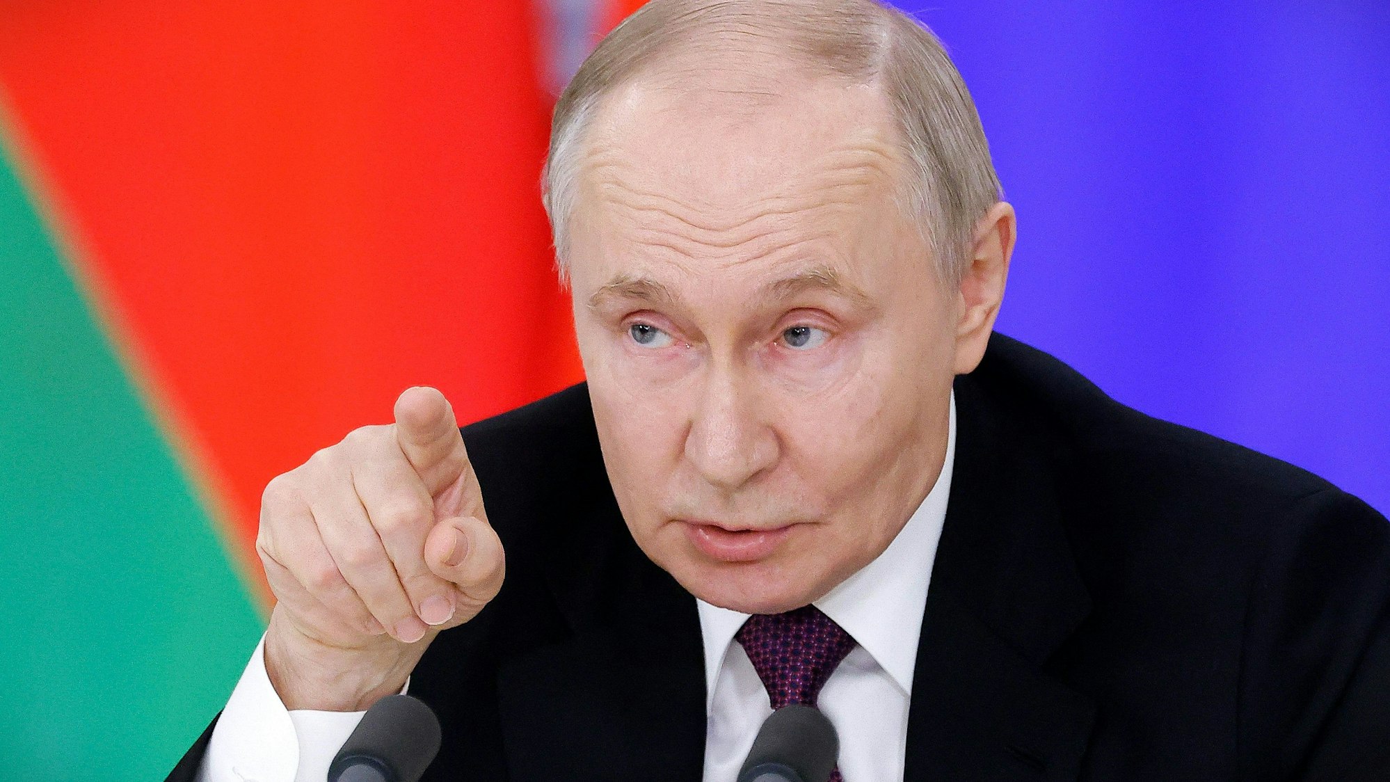 Wladimir Putin spricht während einer gemeinsamen Pressekonferenz mit dem belarussischen Präsidenten Lukaschenko.