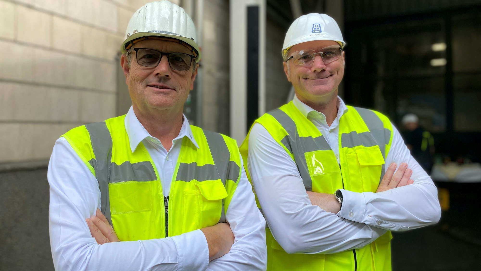 Zu sehen sind Matthias Pampus-Meder (l.) und Thomas Friedrich aus der Geschäftsführung des Eisenwerks.