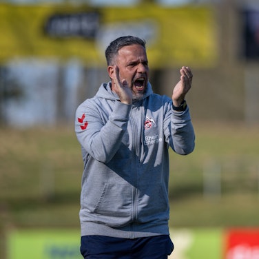 Fussball, Saison 2024/2025, Regionalliga West, 08.03.2025, 25. Spieltag, Herren, 1.FC Bocholt weiss vs. 1.FC Koeln U23 rot /// Evangelos Sbonias Trainer 1. FC Koeln U23 Bocholt Stadion am Huenting Nordrhein-Westfalen Deutschland *** Football, Season 2024 2025, Regionalliga West, 08 03 2025, 25 Matchday, Men, 1 FC Bocholt white vs 1 FC Koeln U23 red Evangelos Sbonias Coach 1 FC Koeln U23 Bocholt Stadion am Huenting Nordrhein Westfalen Germany 250308_fb_1fc-bocholt_1fc-koeln-u23_38848