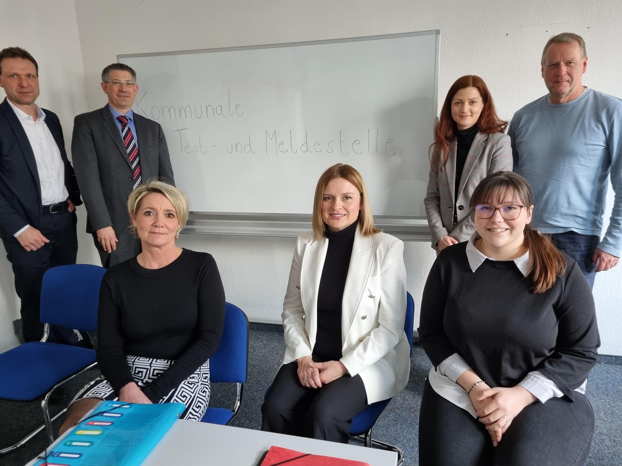 Kommunales Test und Meldestelle vl: Sozialdezernent Alexander Lünenbach, BAMF-Referatsleiter Jens Buttler, BAMF-Mitarbeiterin Anita Winter, Dorota Klapinski, Pädagogische Regionalkoordinatorin beim BAMF, Saskia Curella von der Stadtverwaltung (vorne rechts), Susann Peters, Leiterin des Kommunalen Integrationszentrums, Andreas Laukötter, stellvertretender Fachbereichsleiter Bürger und Integration