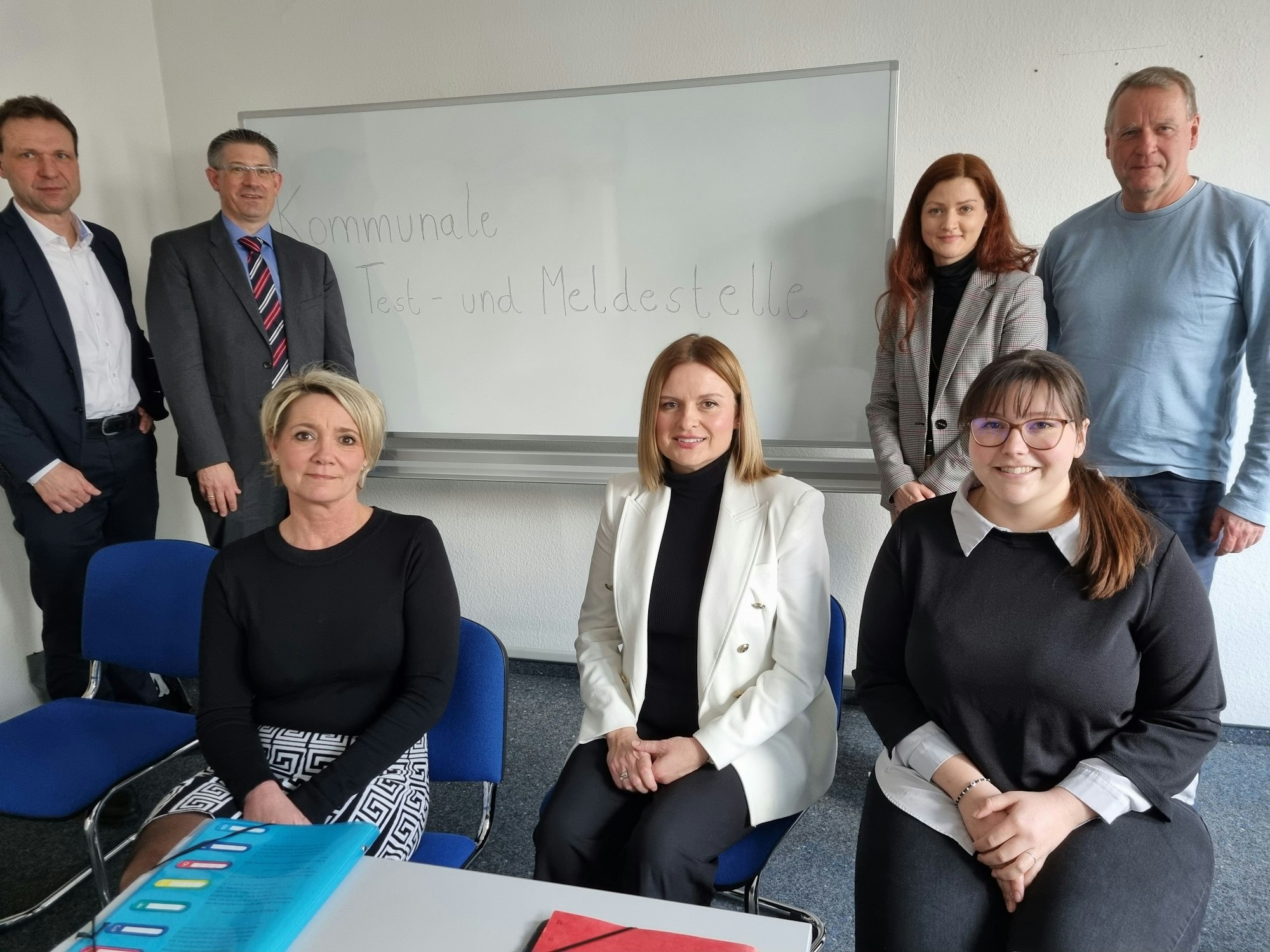 Kommunales Test und Meldestelle vl: Sozialdezernent Alexander Lünenbach, BAMF-Referatsleiter Jens Buttler, BAMF-Mitarbeiterin Anita Winter, Dorota Klapinski, Pädagogische Regionalkoordinatorin beim BAMF, Saskia Curella von der Stadtverwaltung (vorne rechts), Susann Peters, Leiterin des Kommunalen Integrationszentrums, Andreas Laukötter, stellvertretender Fachbereichsleiter Bürger und Integration