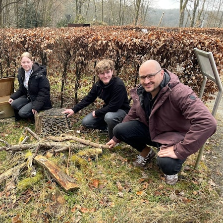 Die beiden Freiwilligen Kathi Gülden (Zweite von links) und Leon Klein )Zweiter von rechts) bekommen bei ihrer Arbeit in der Biologischen Station viel Unterstützung von Team-Assistentin Jacqueline Jahn (links im Bild) und Geschäftsführer Matthias Wirtz-Amling (rechts).