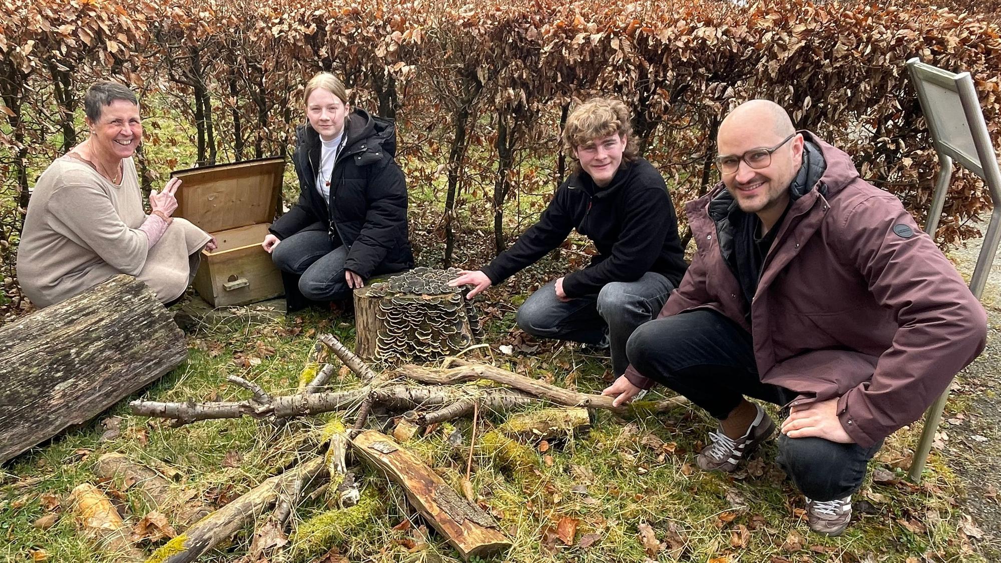 Die beiden Freiwilligen Kathi Gülden (Zweite von links) und Leon Klein )Zweiter von rechts) bekommen bei ihrer Arbeit in der Biologischen Station viel Unterstützung von Team-Assistentin Jacqueline Jahn (links im Bild) und Geschäftsführer Matthias Wirtz-Amling (rechts).
