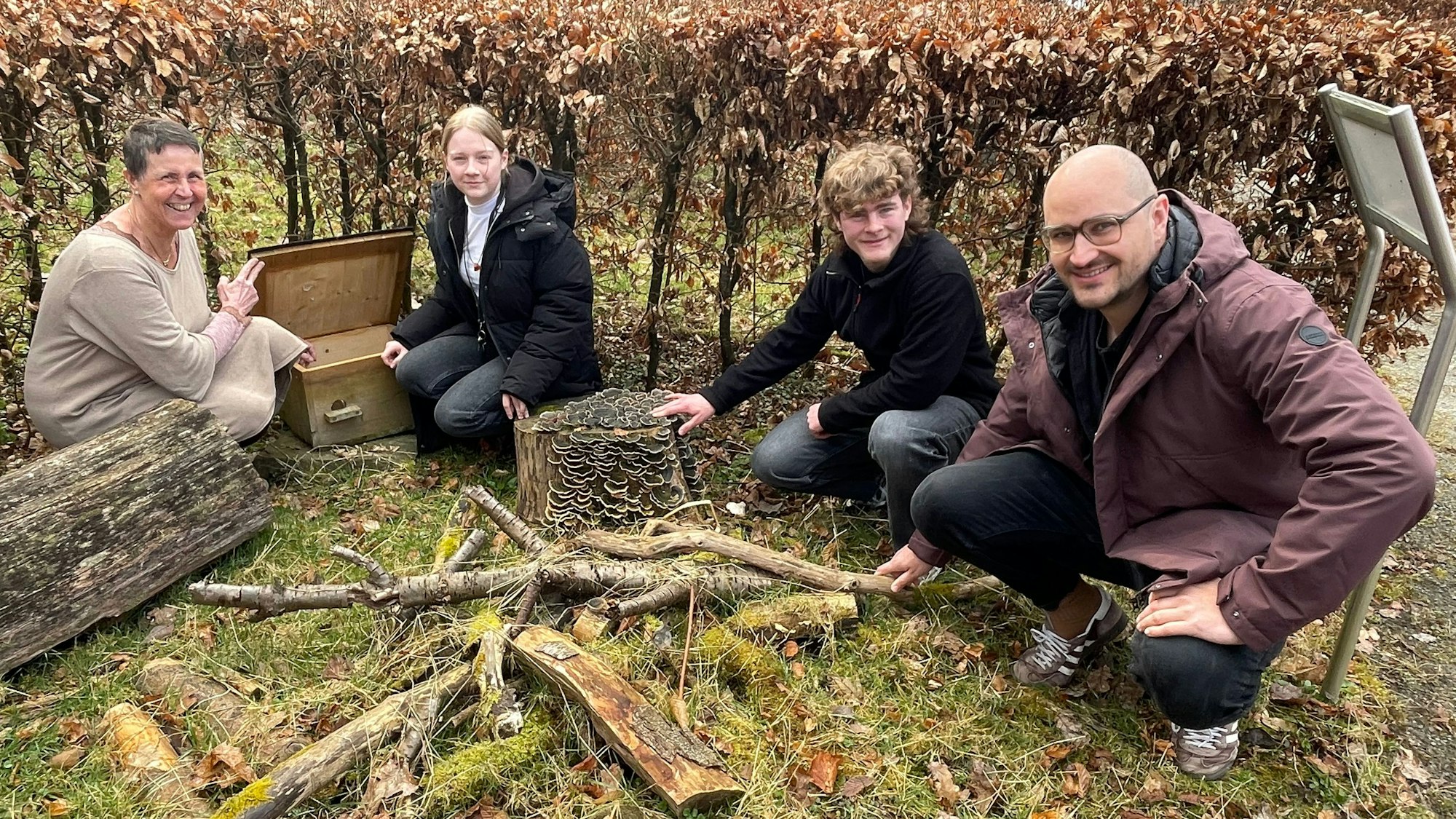 Die beiden Freiwilligen Kathi Gülden (Zweite von links) und Leon Klein )Zweiter von rechts) bekommen bei ihrer Arbeit in der Biologischen Station viel Unterstützung von Team-Assistentin Jacqueline Jahn (links im Bild) und Geschäftsführer Matthias Wirtz-Amling (rechts).