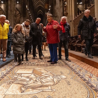 Barbara Schock-Werner führt die ersten Neumitglieder des ZDV unter ihrer Präsidentschaft durch den Dom.