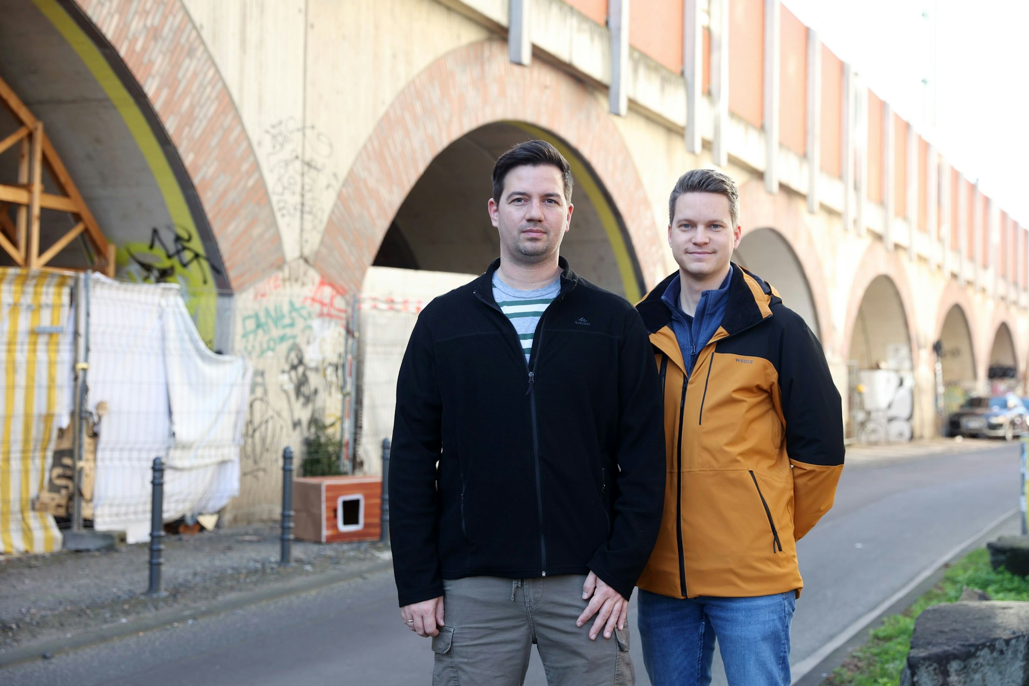 Dennis und Andrej Weissenberger vom Verein Bahnbögen e. V. bei einem Spaziergang entlang der Hüttenstraße, wo die Verwahrlosung nochmal zugenommen habe.