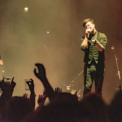 Sänger Marcus Mumford und die Kölner Fans: Auch im Mai 2019 spielten Mumford & Sons in der Lanxess Arena.
