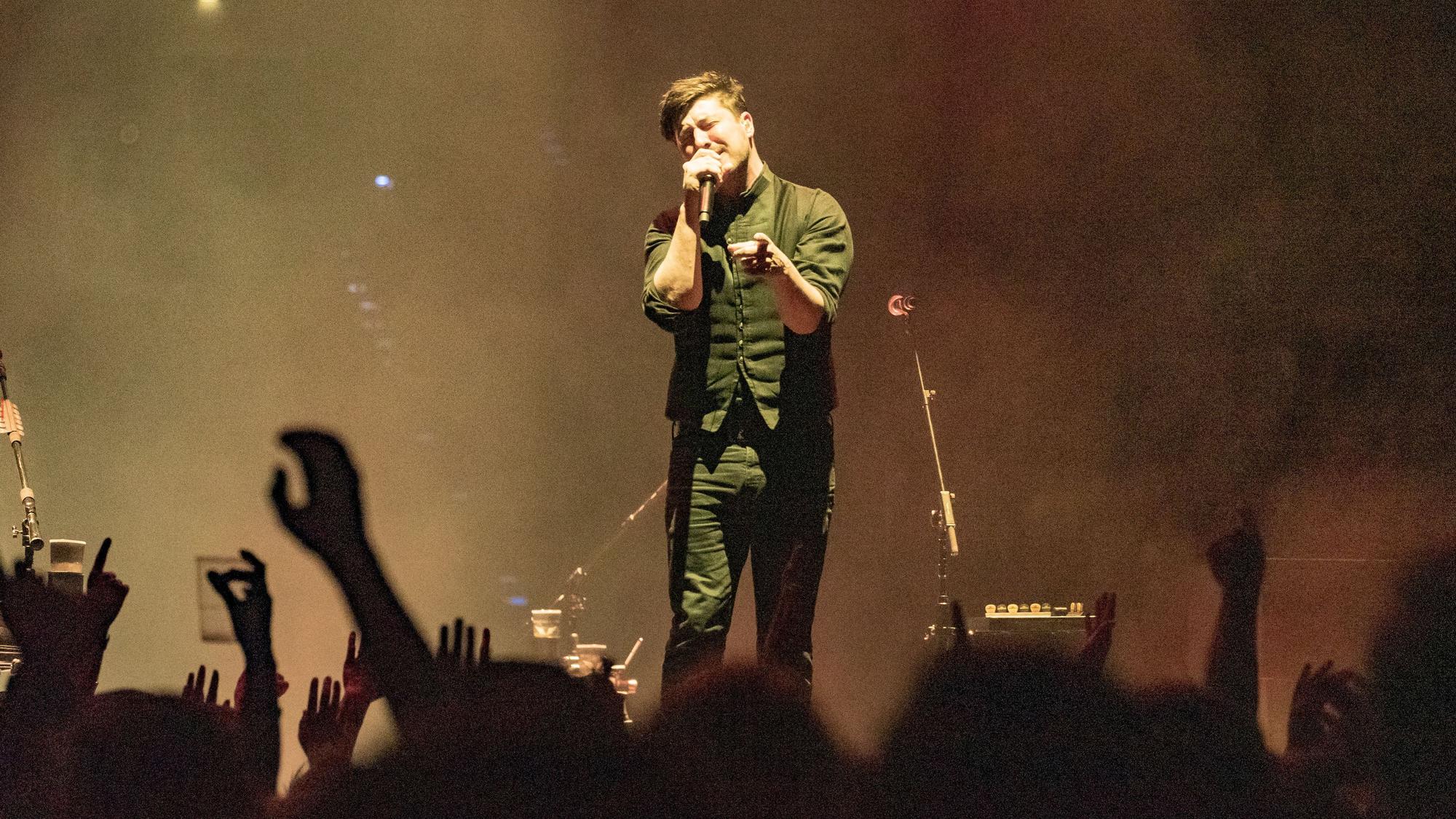 Sänger Marcus Mumford und die Kölner Fans: Auch im Mai 2019 spielten Mumford & Sons in der Lanxess Arena.