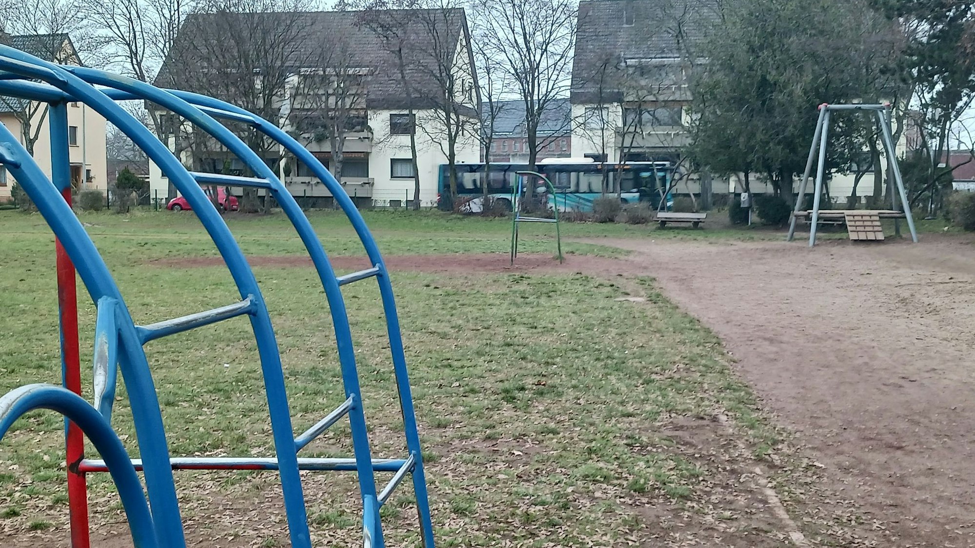 Spielgeräte an einem Bolzplatz.