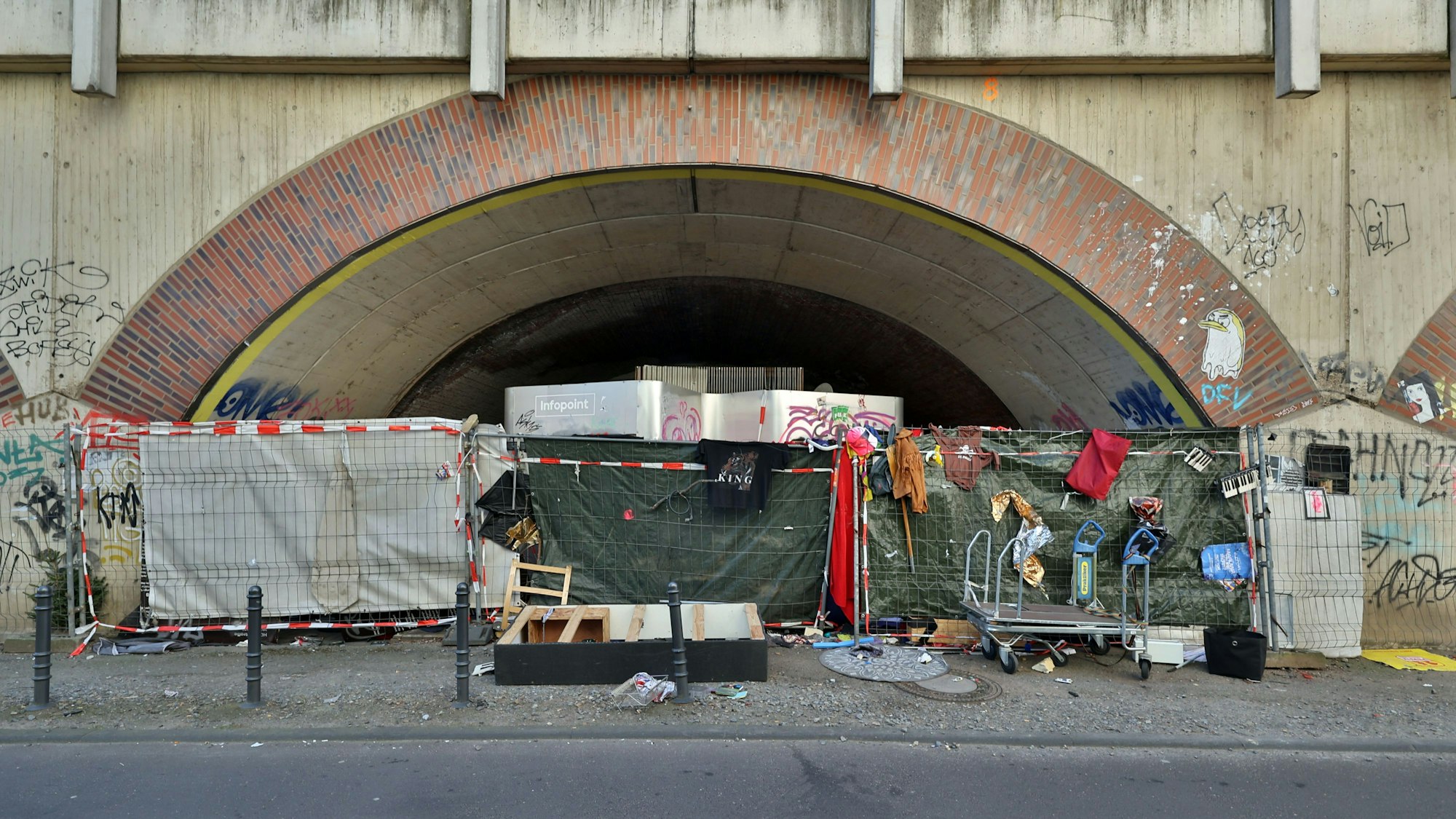 Müll, aufgebrochene Bauzäune, Besetzung durch Obdachlose: Die Ehrenfelder Bahnbögen geben ein Bild der Misere ab.