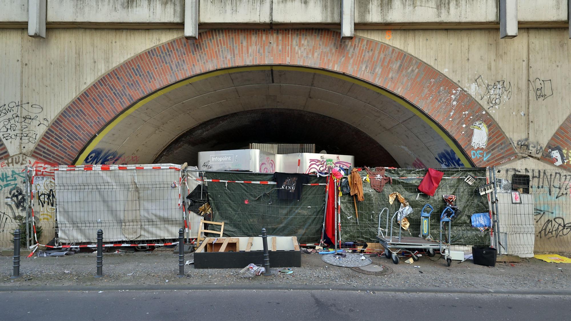 Müll, aufgebrochene Bauzäune, Besetzung durch Obdachlose: Die Ehrenfelder Bahnbögen geben ein Bild der Misere ab.