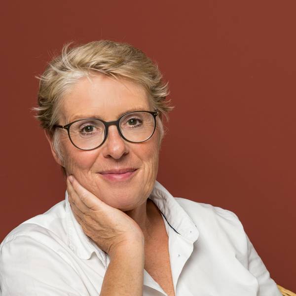 Ein Porträt der Autorin Anna-Maria Caspari.