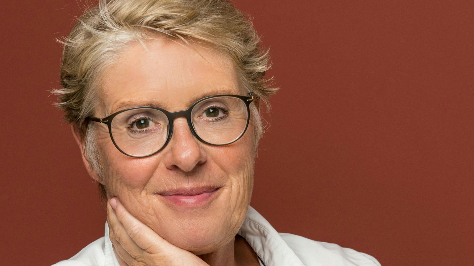 Ein Porträt der Autorin Anna-Maria Caspari.